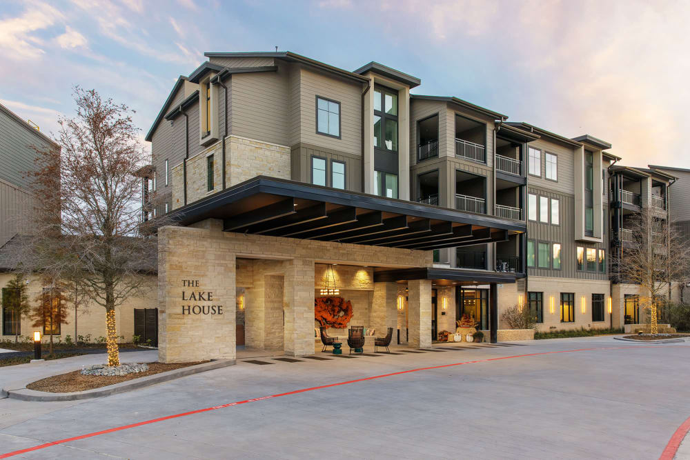 Exterior of Touchmark at Emerald Lake in McKinney, Texas