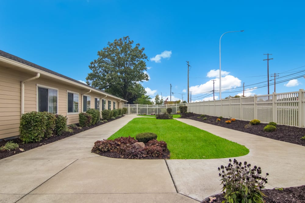 Exterior courtyard at Greenfield Estates in Akron, Ohio