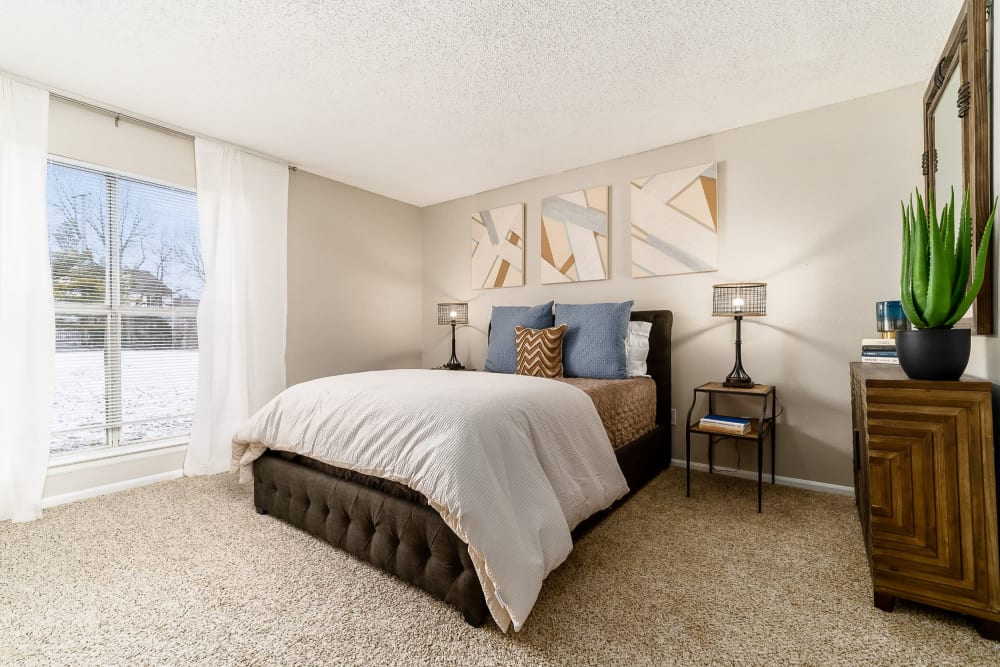 Bedroom with modern details at Sterling Place in Columbus, Ohio