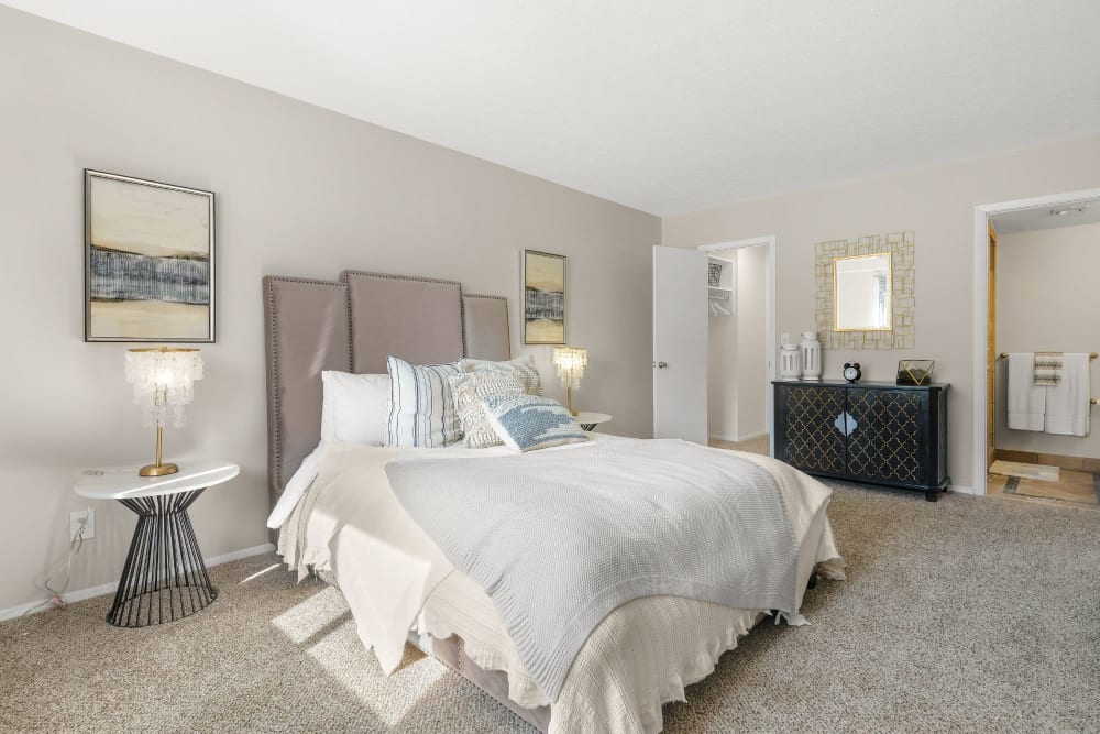 Bedroom with modern details at The Vantage in Beachwood, Ohio