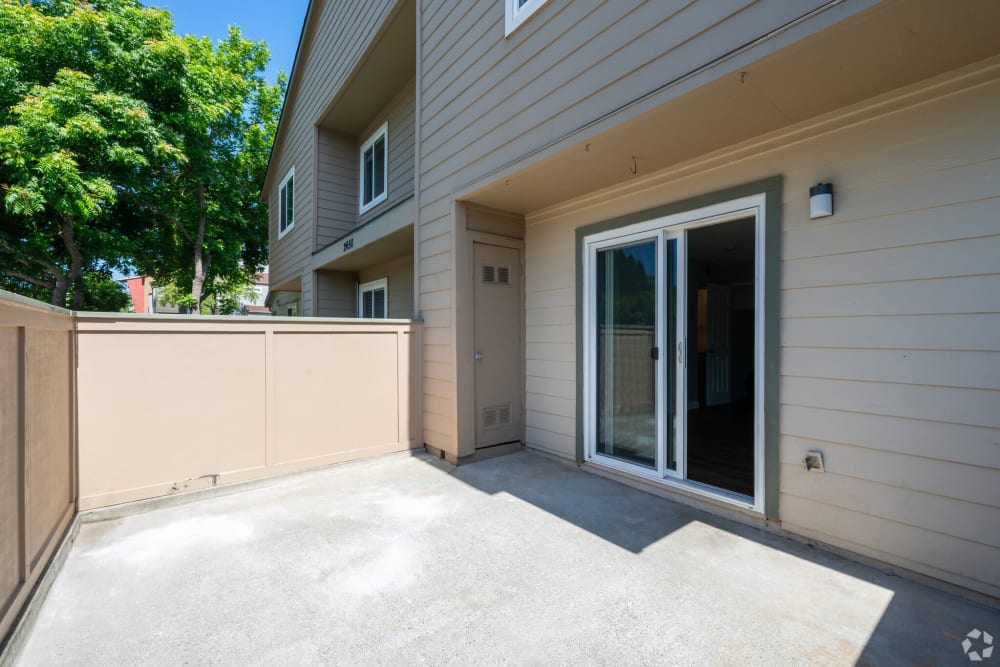 Exterior building at Creekside Park Apartments in Napa, California