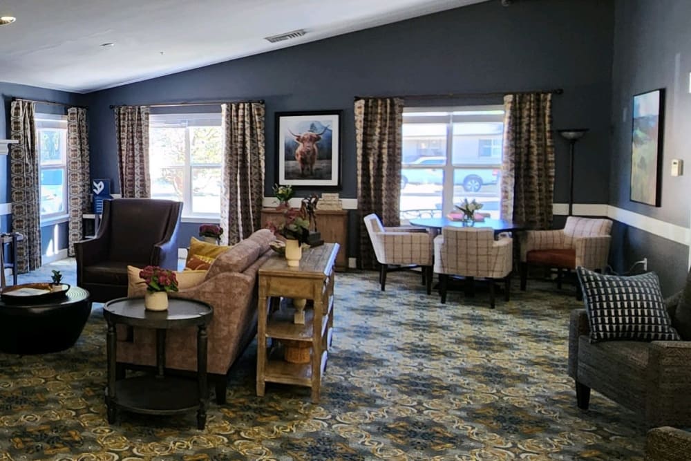 Resident common room with plenty of comfortable seating at Wildflower Lodge in La Grande, Oregon