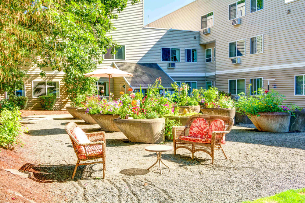 Garden and courtyard seating at Junction City Retirement and Assisted Living in Junction City, Oregon