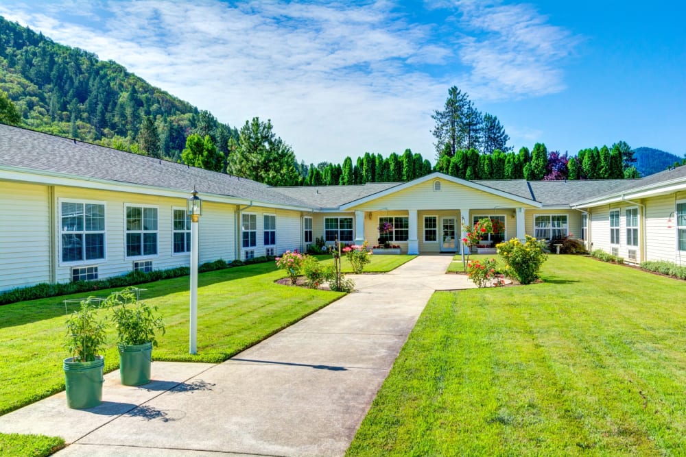 Well-manicured courtyard at Morrow Heights Assisted Living in Rogue River, Oregon