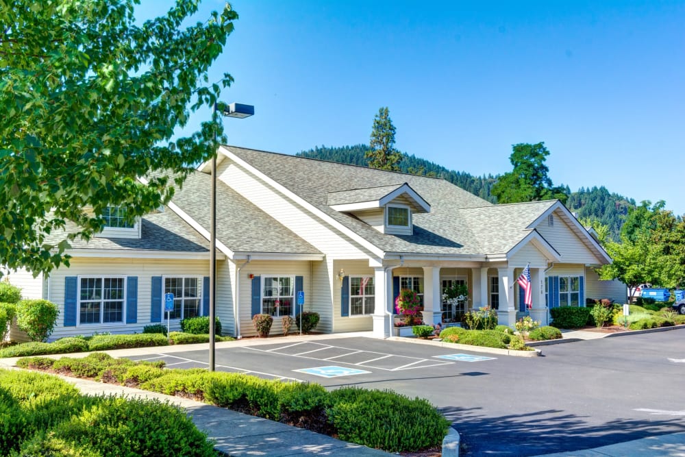 Exterior main building and parking at Morrow Heights Assisted Living in Rogue River, Oregon