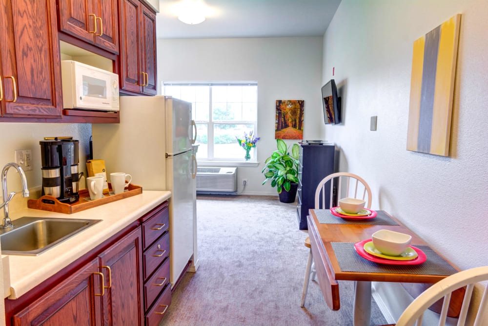 Eat-in kitchen of a senior apartment at Hawks Ridge Assisted Living in Hood River, Oregon