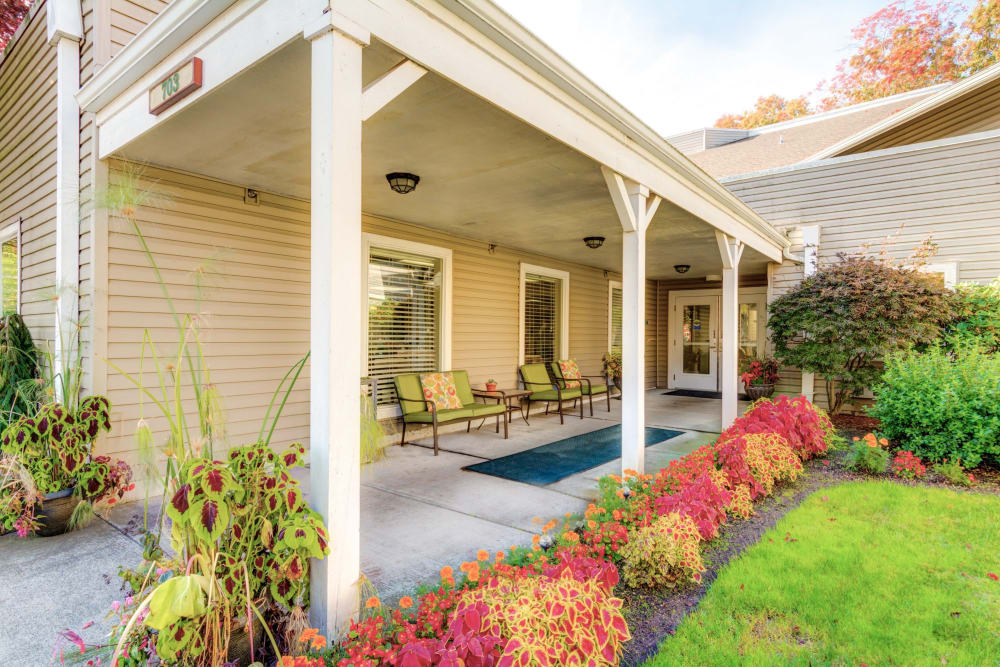 Entryway to Silver Creek Senior Living with patio seating in Woodburn, Oregon