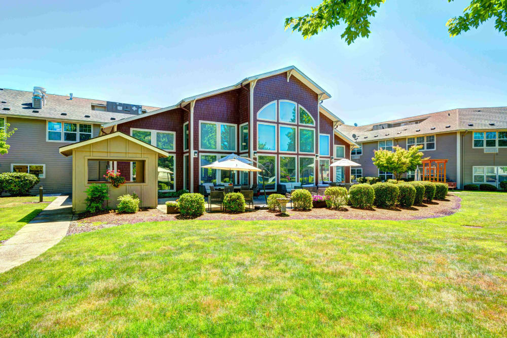 Exterior and lush lawn at Vineyard Heights Assisted Living in McMinnville, Oregon