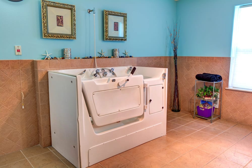 Private bath at Vineyard Heights Assisted Living in McMinnville, Oregon