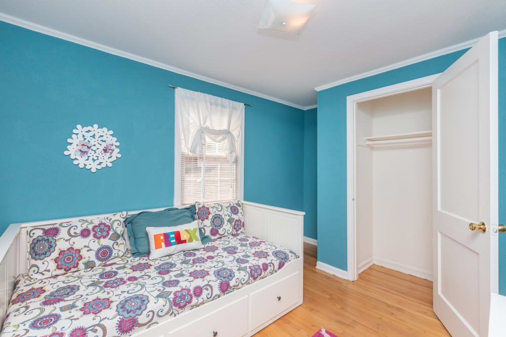 A day bed in a bedroom with blue painted walls at Cottage Grove Apartments in Newport News, Virginia