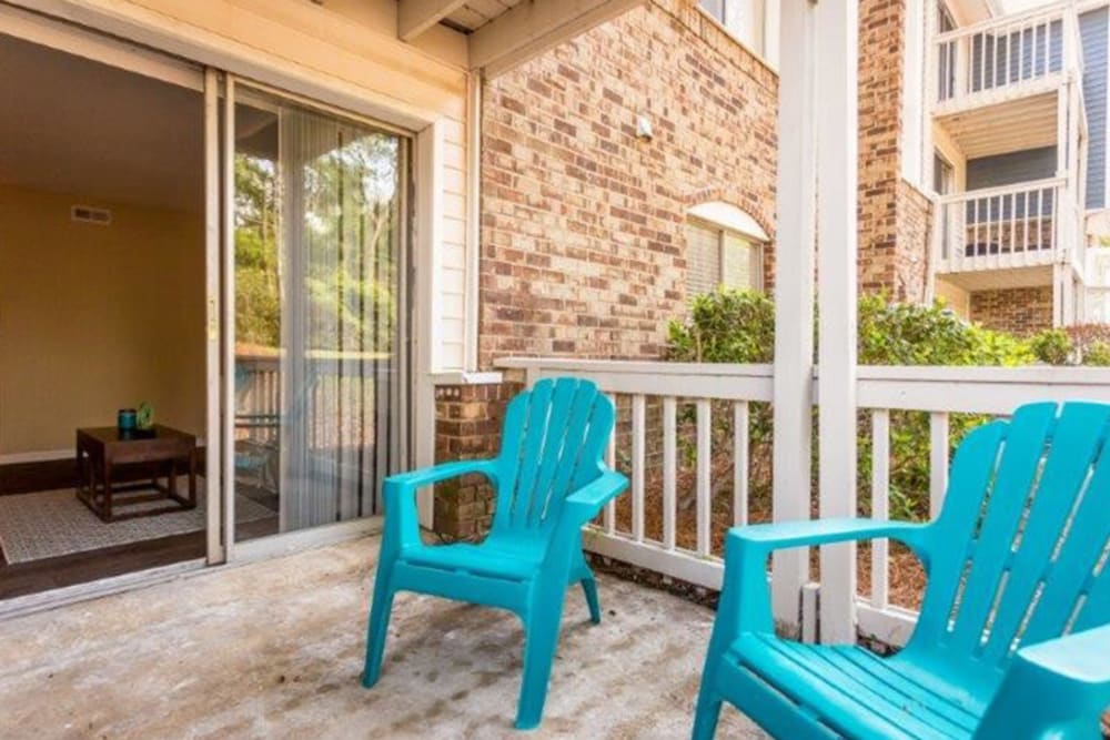 Apartment balcony with plastic chairs at Acasă Prosper Fairways in Columbia, South Carolina
