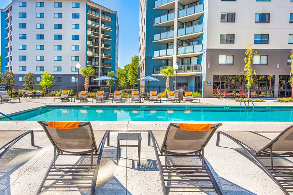 Folding sun chairs by the pool at Acasă Vista Towers in Columbia, South Carolina