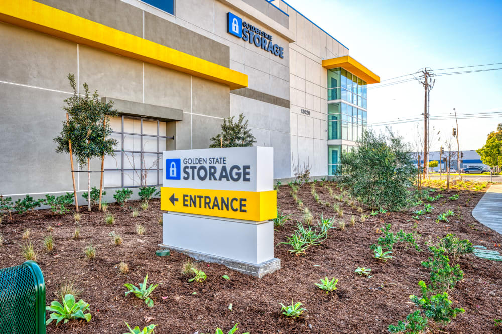 image of entrance directional sign for Golden State Storage Santa Fe Springs location