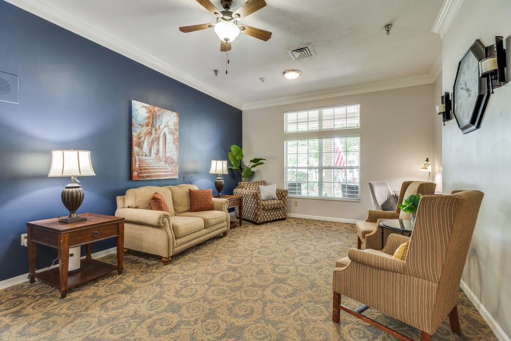 A resident sitting area at Village Cove Assisted Living in Hilton Head Island, South Carolina