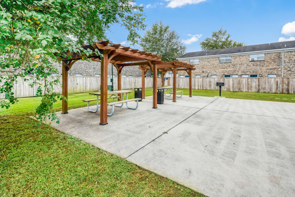 Outdoor pagoda with picnic seats at Patriot's Place Townhomes in Goose Creek, South Carolina