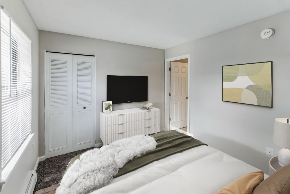 Eagle Rock Apartments at Enfield offers a Cozy Bedroom in Enfield, Connecticut