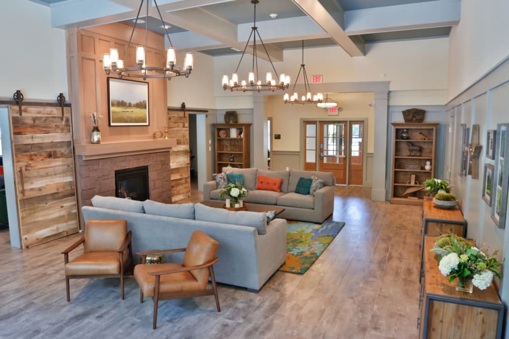 Highcroft Apartment Homes offers a Warm and cozy Living Room in Simsbury, Connecticut