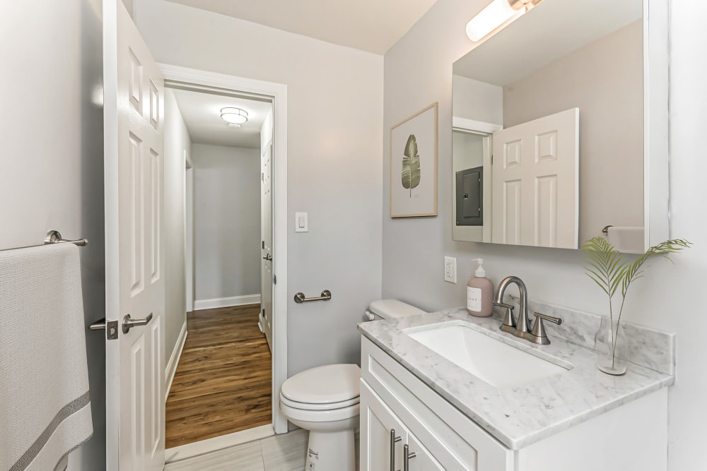 Spacious Apartments with a Bathroom at Eagle Rock Apartments at Hicksville/Jericho