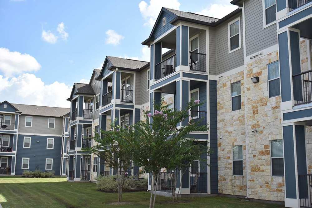 Exterior of apartments at Oak Forest in Victoria, Texas
