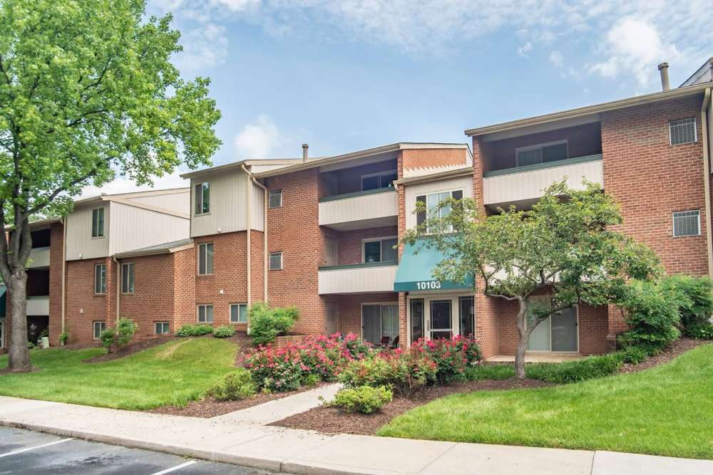 Outdoor walkway at Hunt Club Apartments in Cockeysville, Maryland