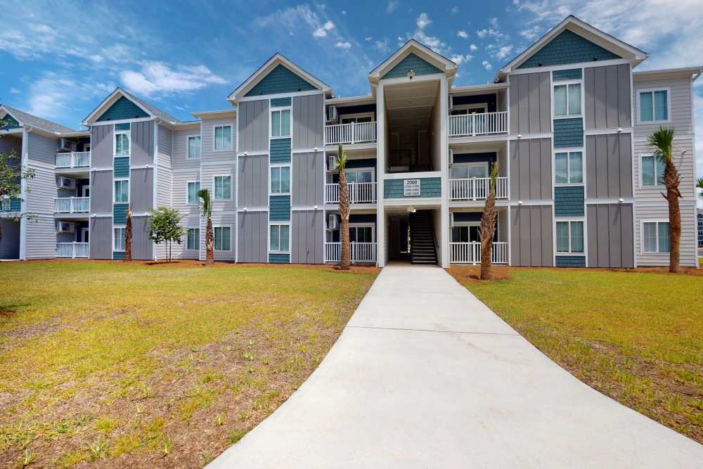 Exterior view of Coastal Club Apartments in Brunswick, Georgia
