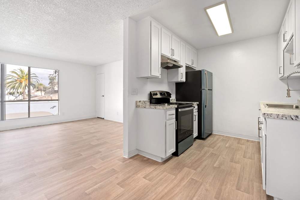 Kitchen and dinning space with wood-style flooring at Mar at Laurel in National City, California