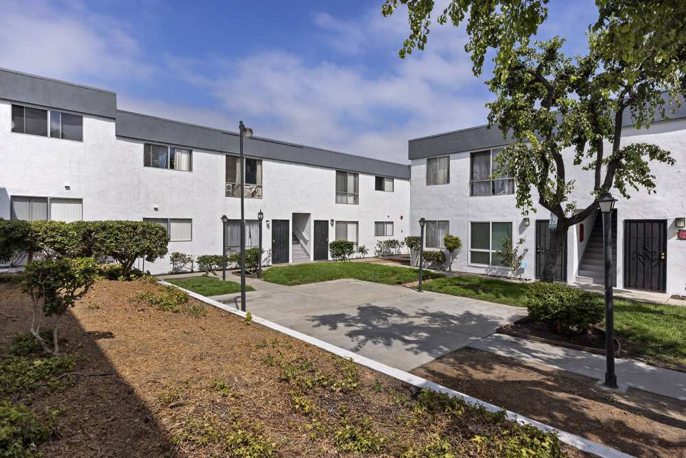 Great landscaping at Mar at Laurel in National City, California