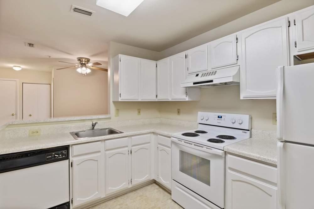 Modern kitchen at WOODS OF MARLTON in Upper Marlboro, Maryland