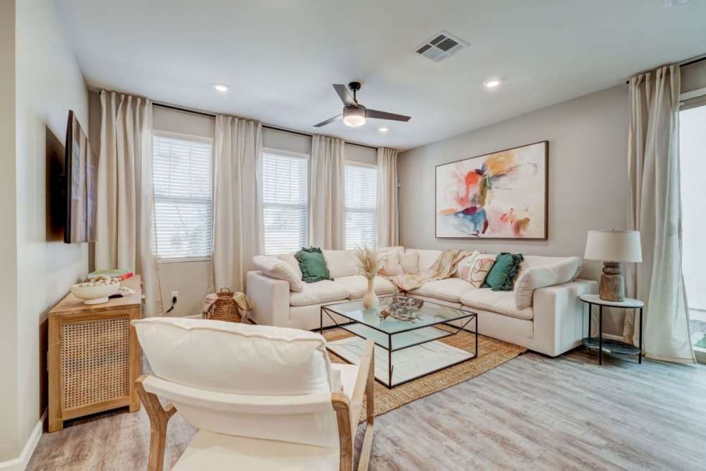 Apartment living room with hardwood floors at BB Living at The Oaks in Meridian, Idaho