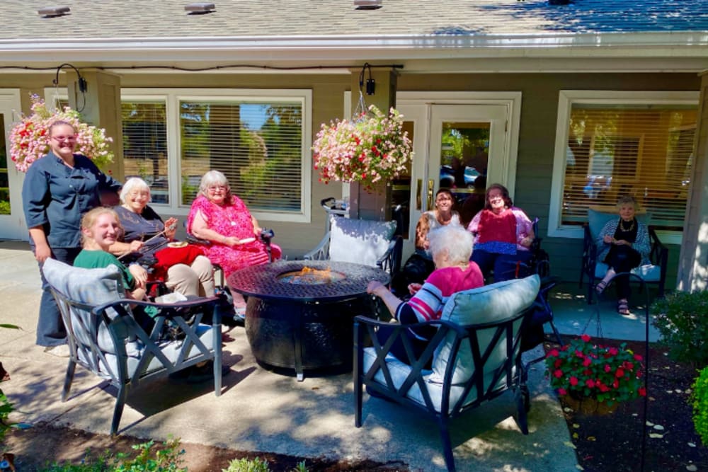 Residents at Woodside Senior Living in Springfield, Oregon