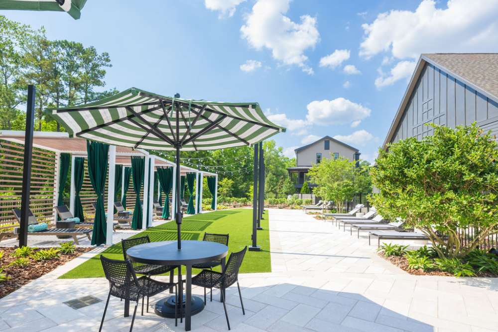 Outdoor picnic tables at Woodside at Seven Pines in Jacksonville, Florida