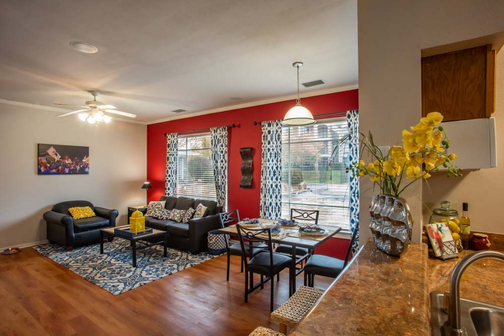 Living room with hardwood floors and leather seating at The Reserve on West 31st in Lawrence, Kansas