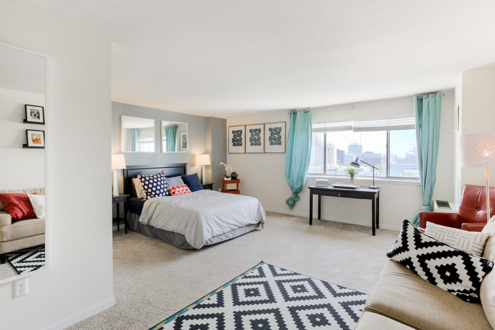 Bedrooms with modern furnishings at The Towers on Franklin in Richmond, Virginia