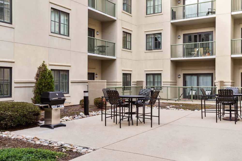 Sunny courtyard with meticulous landscaping and a patio tables at SouthPark Morrison in Charlotte, North Carolina