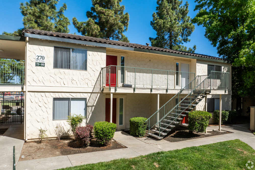 Apartment exterior at Creekside Gardens in Vacaville, California