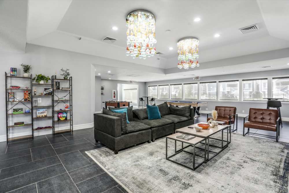 Living Room with Plush Carpeting and Eclectic Modern Decor at GoodHomes Detroit in Detroit, Michigan