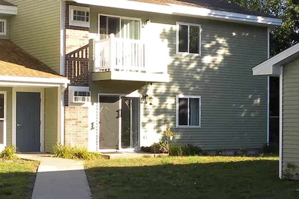 Charming community with lots of green lawn and walking paths at Copper Hills Apartments in Houghton, Michigan,