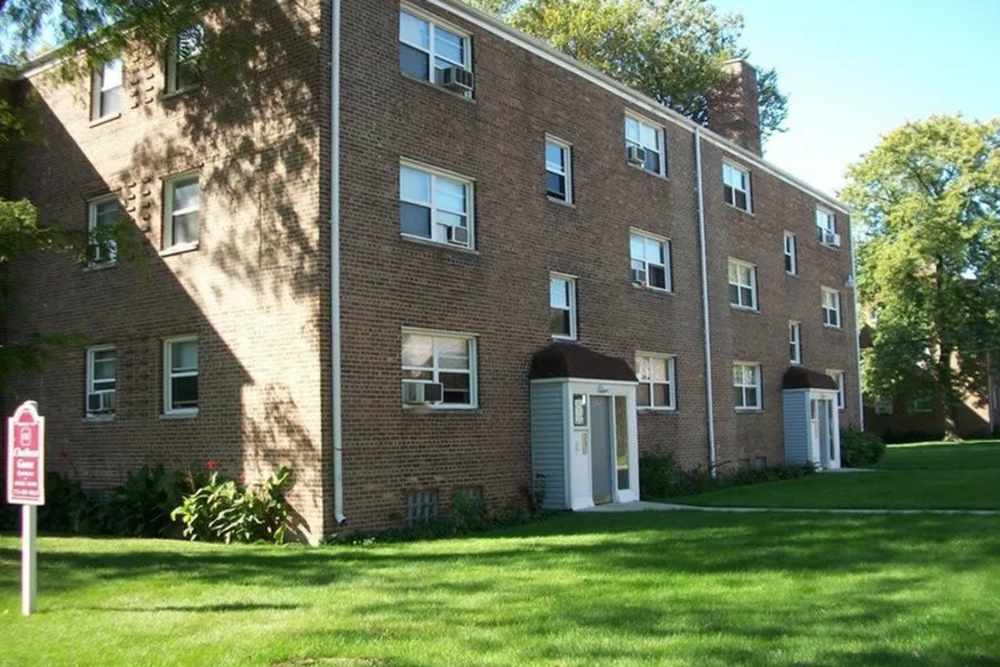 Charming community at Chatham Grove Apartments in Chicago, Illinois,