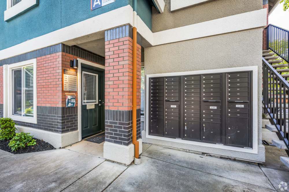 entrance at Oakshade Commons in Davis, California