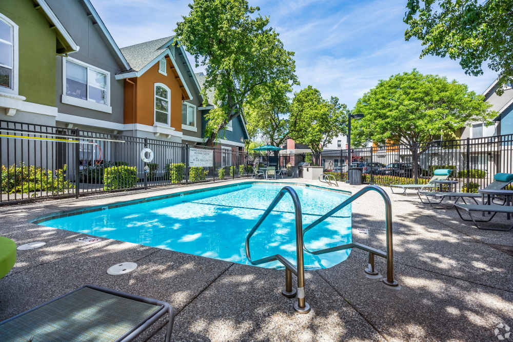 pool at Oakshade Commons in Davis, California