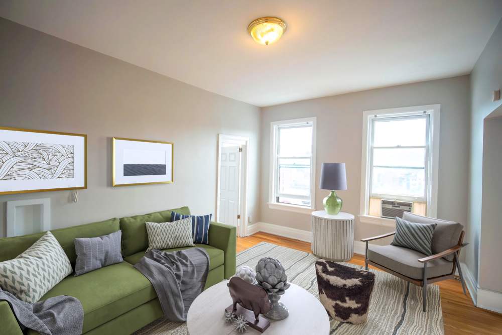Spacious living room with couch, coffee table and chairs at À L'aise Hyde Park in Cincinnati, Ohio