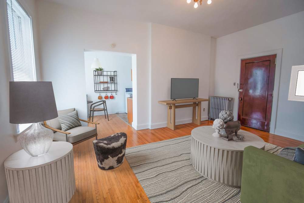 Enjoy luxury apartments at À L'aise Hyde Park in Cincinnati, Ohio