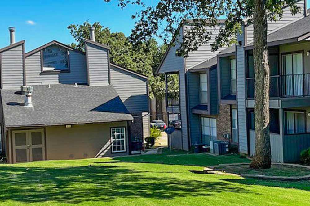 Charming apartment view at Stone Canyon in Arlington, Texas 
