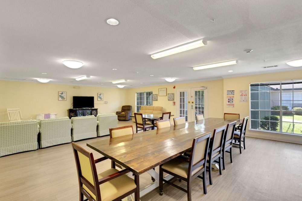guest dining area  to Carriage Inn Lake Jackson in Lake Jackson, Texas
