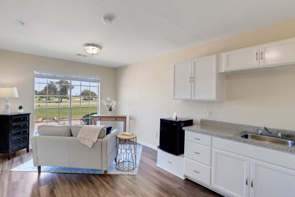 Kitchen area  to Carriage Inn Lake Jackson in Lake Jackson, Texas