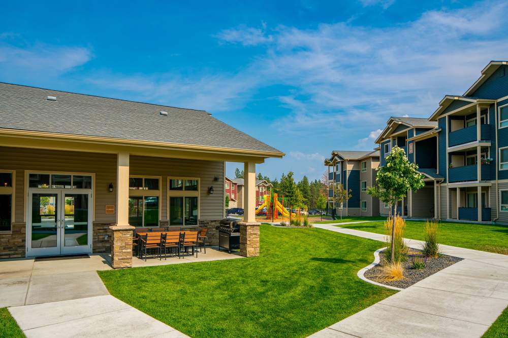 Seating and green lawn outside of the clubhouse at Copper River in Spokane, Washington