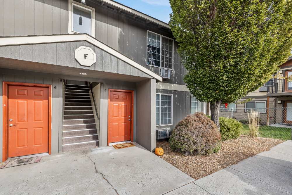 Exterior of apartments at Cascade Ridge in Madras, Oregon