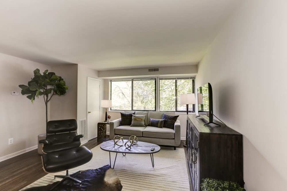 modern living room at The Landings II in Fort Belvoir, Virginia