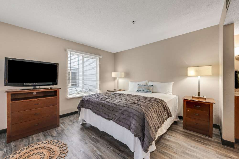 Spacious bedroom with luxurious bed at Vivo Living Charlotte in Charlotte, North Carolina, 