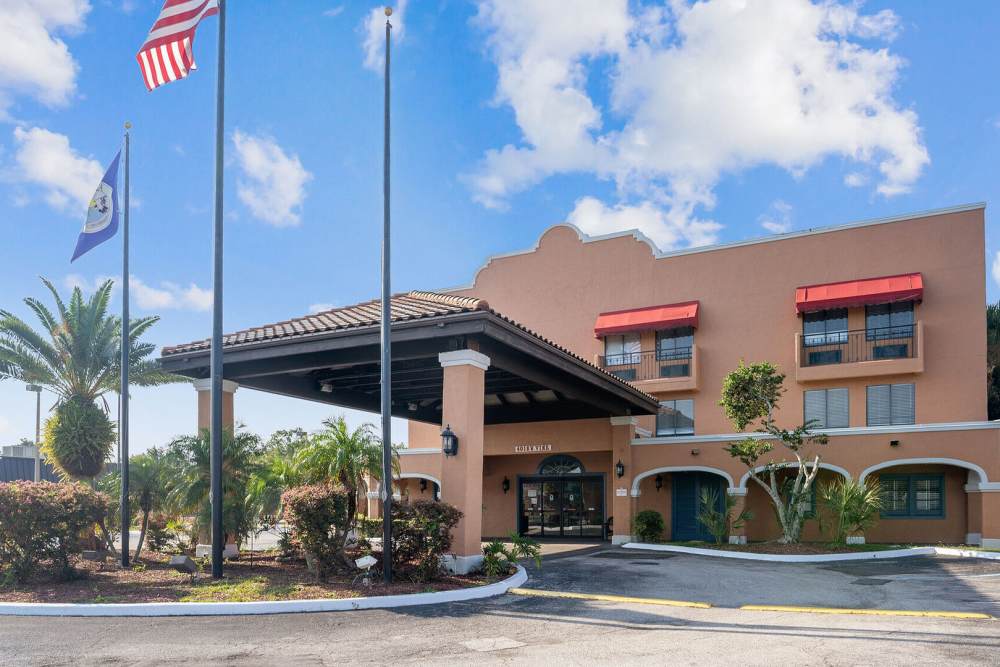 Exterior view of the building at Vivo Living Kissimmee in Kissimmee, Florida